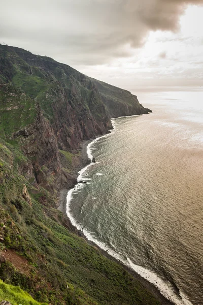 Pemandangan indah pegunungan dan laut di pantai utara dekat Boaventura, pulau Madeira, Portugal — Stok Foto