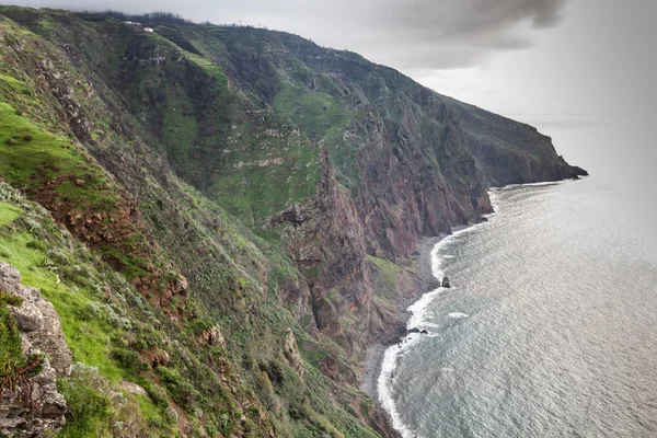 Uitzicht op de prachtige bergen en de Oceaan op de noordelijke kust in de buurt van boaventura, eiland madeira, portugal — Stockfoto