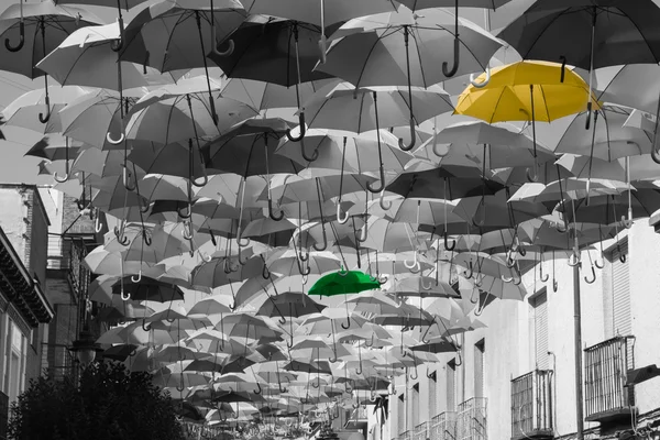 Rue décorée avec des parasols colorés.Madrid, Getafe, Espagne — Photo