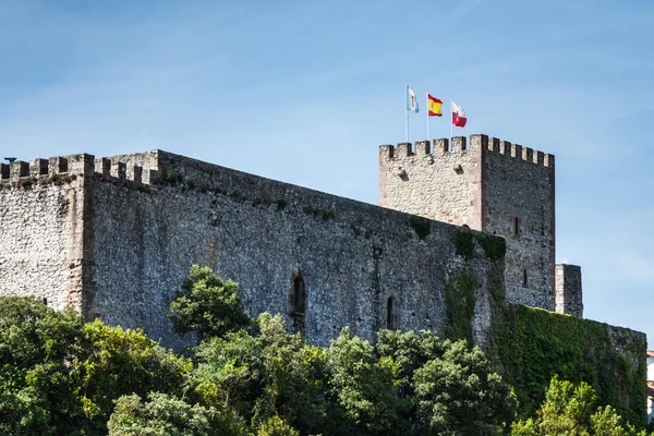 Torre del castillo medieval e Iglesia de San Vicente de la Barquera, Cantabria, España —  Fotos de Stock
