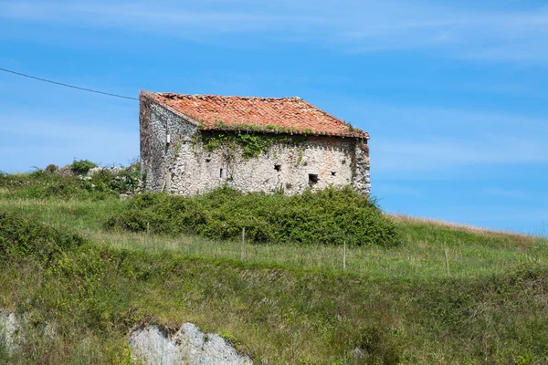 Středověký hradní věž a kostel san vicente de la barquera, Kantábrie, Španělsko — Stock fotografie