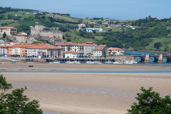 Pueblo costero en Cantabria, San Vicente de la Barquera, España — Foto de Stock