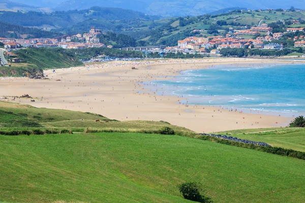 Пляж San Vicente de la Barquera village an d Oyambre Cape in Cantabria Spain — стоковое фото