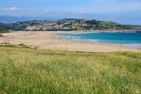Пляж San Vicente de la Barquera village an d Oyambre Cape in Cantabria Spain — стоковое фото