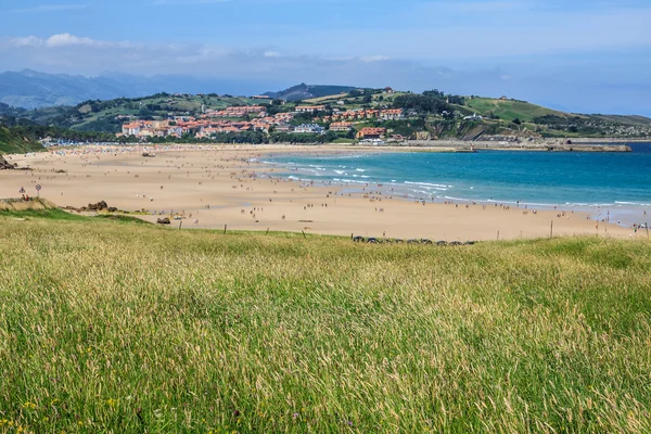 Strand von San Vicente de la Barquera Village an d oyambre cape in Kantabrien Spanien — Stockfoto