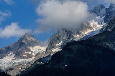 kar dağ altında mavi gökyüzünde gadmen, İsviçre