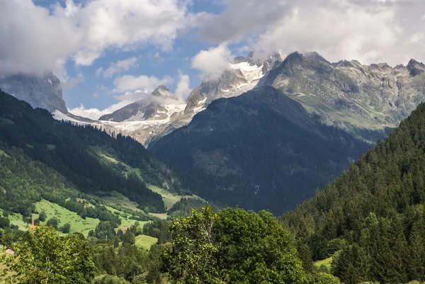 Sneeuw berg onder blauwe hemel in de gadmen, Zwitserland — Stockfoto