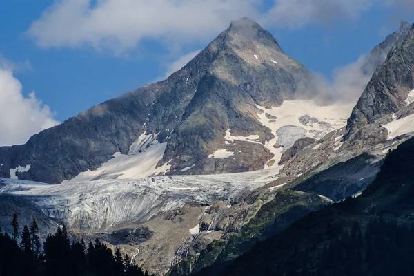 Neve montagna sotto il cielo blu nel gadmen, Svizzera — Foto Stock