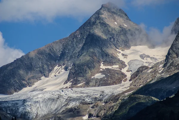 Snö berg under blå himmel i gadmen, Schweiz — Stockfoto