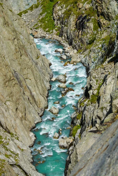 The bridge spans the lake, Triftsee, Switzerland — Stock Photo, Image