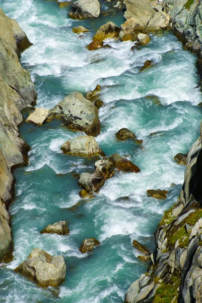 Il ponte attraversa il lago, Triftsee, Svizzera — Foto Stock