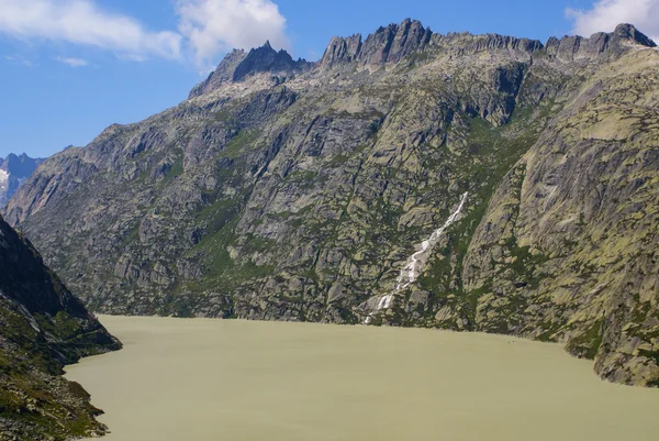 Vista attraverso la valle delle Alpi vicino a Gletch con il passo Furka ro montagna — Foto Stock