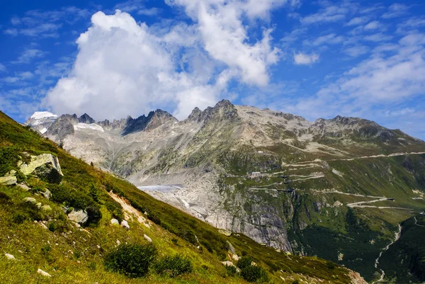 Vista a través del valle de los Alpes cerca de Gletch con Furka paso de montaña ro —  Fotos de Stock
