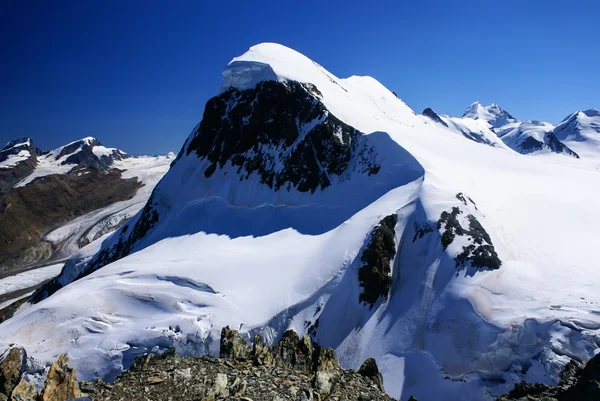 Breithorn piek in de Zwitserse Alpen gezien vanaf klein matterhorn — Stockfoto