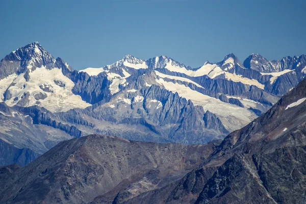 冬は雪に覆われた高い山 — ストック写真