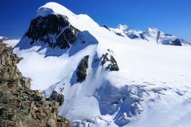 Breithorn tepe İsviçre Alpleri'nde klein matterhorn görüldü