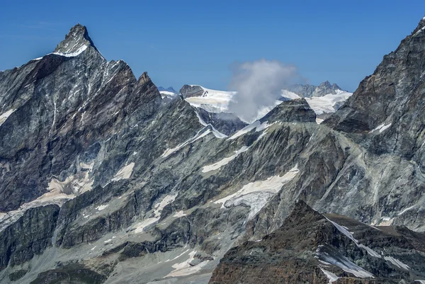 Kışın kar altında yüksek dağlar