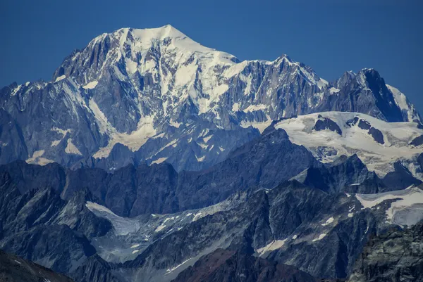 Alte montagne sotto la neve in inverno — Foto Stock