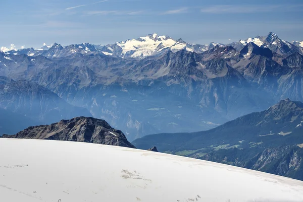 Hautes montagnes sous la neige en hiver — Photo