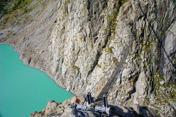 The bridge spans the lake, Triftsee, Switzerland — Stock Photo, Image