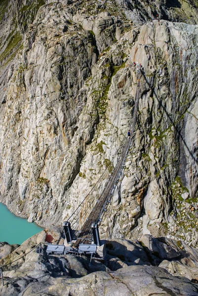 Il ponte attraversa il lago, Triftsee, Svizzera — Foto Stock