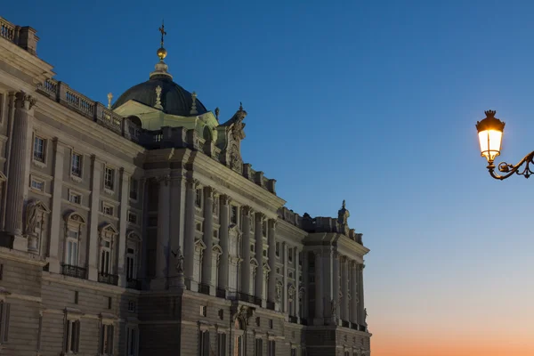 Schöne Aussicht auf den berühmten Königspalast in Madrid, Spanien — Stockfoto