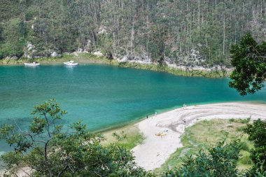 yeni bir ev ile bir bahçe güzel gökyüzü altında kırsal alanda