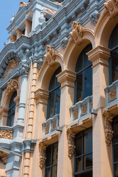 Mediterranean architecture in Spain. Old apartment building in Madrid. — Stock Photo, Image