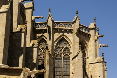 Carcassonne'deki güzel Ortaçağ Katedrali. güneşli bir gün.