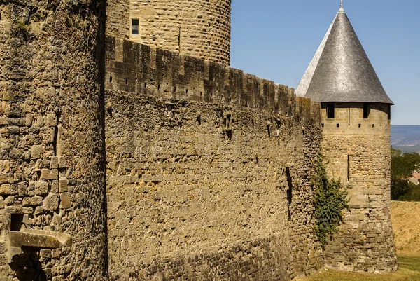 Внешние стены Porte Narbonnaise в Каркассоне во Франции — стоковое фото