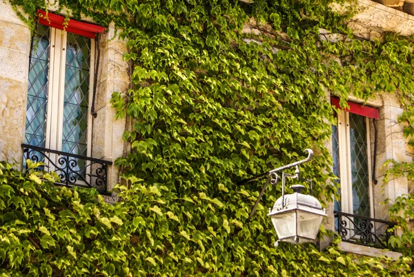 Oud huis in de middeleeuwse stad van carcassone, zuidelijke franc — Stockfoto