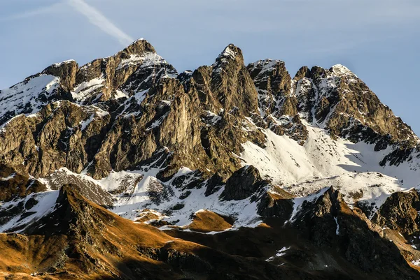 Besneeuwde bergen en rotsen van gourette in de Pyreneeën, Frankrijk — Stockfoto