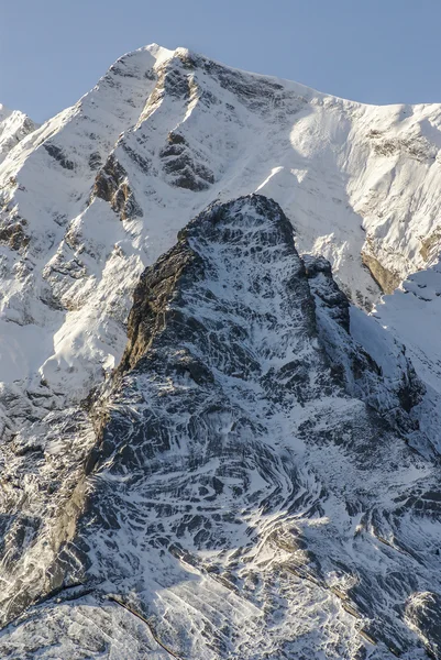 雪に覆われた山々 とフランスのピレネー山脈は、グレットで岩 — ストック写真