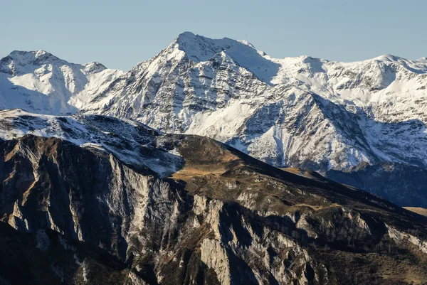 Montañas nevadas y rocas en Gourette en los Pirineos, Francia —  Fotos de Stock