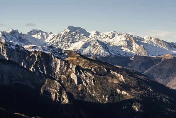 雪に覆われた山々 とフランスのピレネー山脈は、グレットで岩 — ストック写真