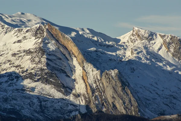 雪山和岩石在比利牛斯法国 gourette — 图库照片