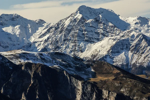 Besneeuwde bergen en rotsen van gourette in de Pyreneeën, Frankrijk — Stockfoto