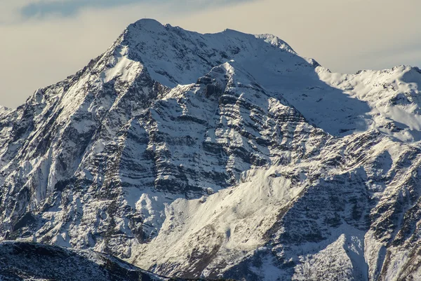 Schneebedeckte Berge und Felsen bei Gourette in den Pyrenäen, Frankreich — Stockfoto