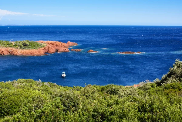 Hermosa costa panorámica en la Riviera francesa cerca de Cannes, Fr. — Foto de Stock