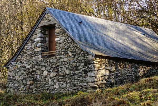 Oude pittoreske huizen van middeleeuwse laruns dorp in de Pyreneeën. f — Stockfoto