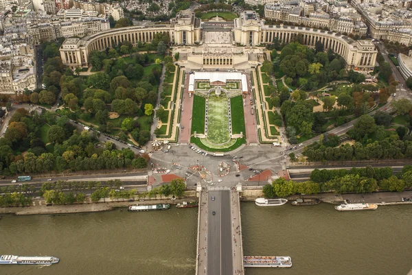 Aerial view of Paris architecture from the Eiffel tower. — Stock Photo, Image