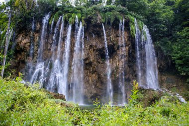 Hırvatistan 'daki Plitvice Ulusal Parkı' nda büyük şelale manzarası