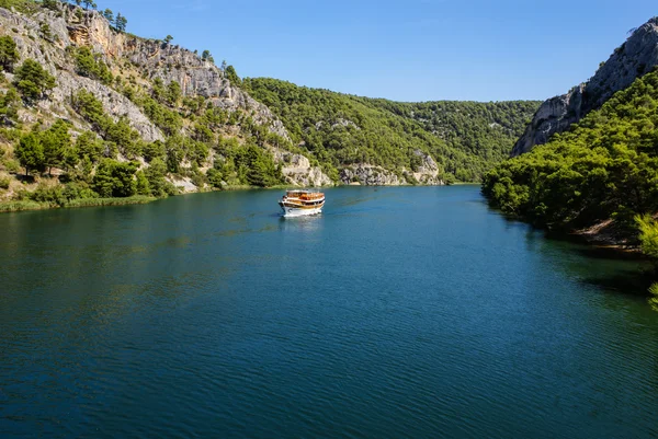 Skradin - pequeña ciudad en la costa adriática en Croacia, en el entran —  Fotos de Stock