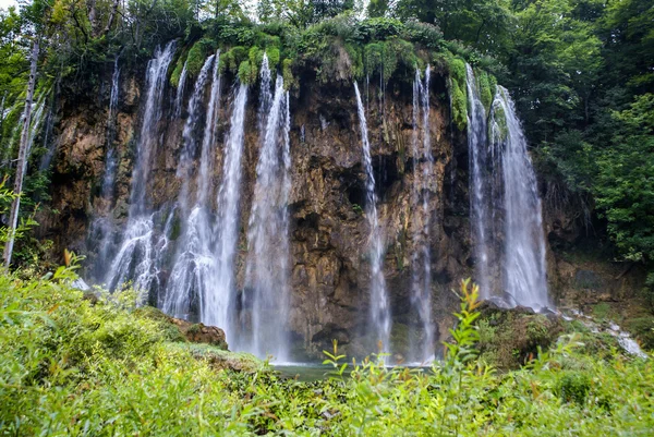 Grote waterval uitzicht in het nationale park van plitvice in Kroatië — Stockfoto