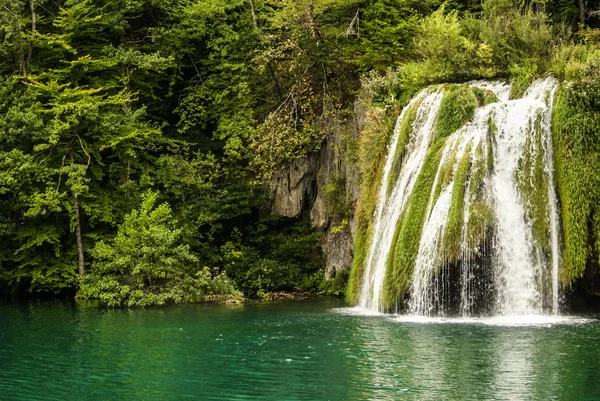 Gran vista de la cascada en el Parque Nacional de Plitvice en Croacia — Foto de Stock