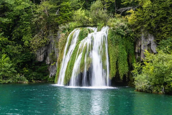 Hırvatistan 'daki Plitvice Ulusal Parkı' nda büyük şelale manzarası — Stok fotoğraf