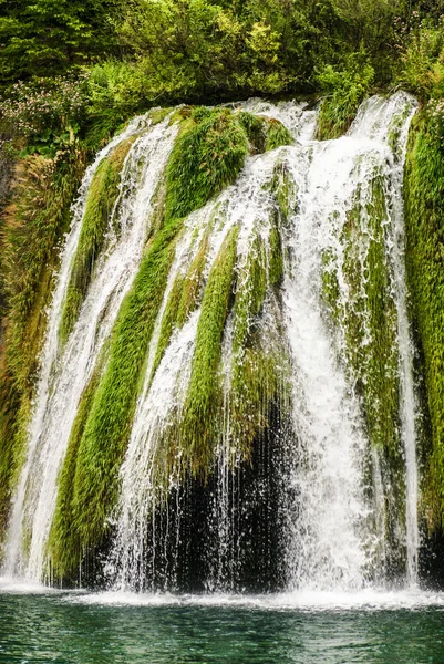 Grande vue sur la cascade dans le parc national de Plitvice en Croatie — Photo