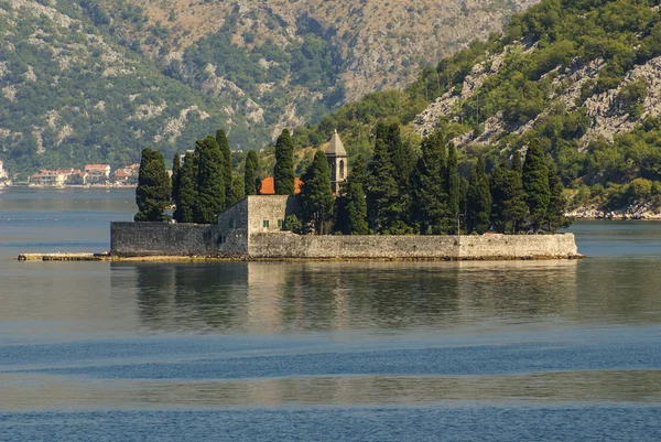 Εκκλησία του νησιού στο Μαυροβούνιο κόλπο kotor perast — Φωτογραφία Αρχείου