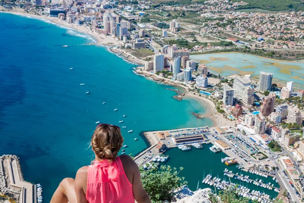 Kustlijn van mediterrane resort calpe, Spanje met zee en lake — Stockfoto