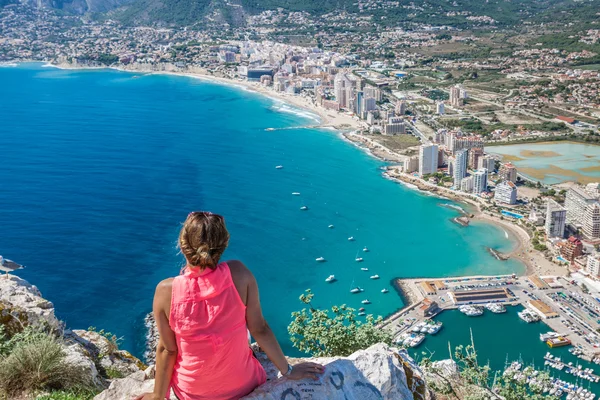 Kustlijn van mediterrane resort calpe, Spanje met zee en lake — Stockfoto